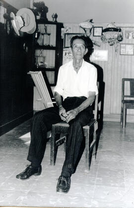 Fotografía de Alcides Sotela Gómez, conocido como el Maestro Aabsnotk, constructor de 80 años de ...