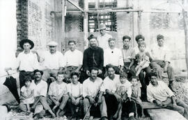 Fotografías de la construcción del Presbiterio de la Basílica de Santo Domingo. Aparece el Padre ...