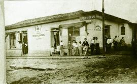 Fotografía de personas en la tienda de novedades y pulpería Hipólito Crespo