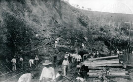 Fotografía después de un derrumbe seco en la milla 84. Se observa parte de la línea ferroviaria, ...