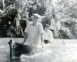 Fotografía de Eugenio Rodríguez, Ministro de Educación Pública navegando en el río Uren, durante ...