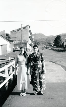 Fotografía con la imagen de dos jóvenes mujeres con vestimenta propia de Pérez Zeledón San José