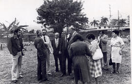 Fotografías de la visita de participantes al Seminario sobre Archivo, al terreno adquirido por la...