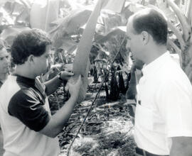 Fotografía de la visita de José María Figueres Olsen, Ministro de Agricultura y Ganadería a las p...