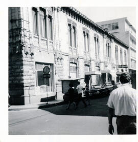 Fotografía del edificio de la Mueblería Urgelles y Penón Limitada, situado en avenida 0, calle 1....