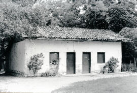 Fotografía de una casa de habitación construida en bahareque. Situada al costado sur de la Ermita...