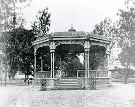 Fotografía con la imagen del antiguo quiosco del Parque Morazán, lugar donde estuvo el monumento ...