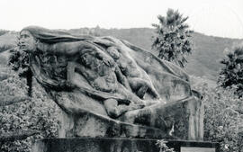 Fotografías con imágenes del monumento a los caídos en la Guerra Civil de 1948, en Santa María de...
