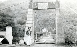 Fotografía del puente sobre el río Reventazón, que forma parte del proyecto de la represa de Cach...