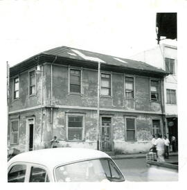 Fotografía de una antigua residencia propiedad de la señora Beatriz Zamora. Situada en avenida 2,...