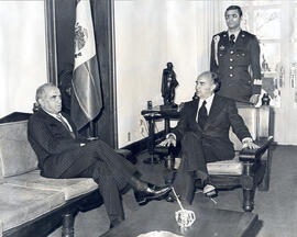 Fotografía de el ex-Presidente de Costa Rica Daniel Oduber Quirós, en conversación con el ex-Pres...