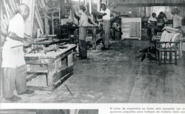 Fotografía del taller de carpintería en Limón. Se observan algunos trabajadores e instrumentos de...