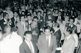 Fotografía con la imagen de un grupo de personas en el foyer del Teatro Nacional, con motivo de l...