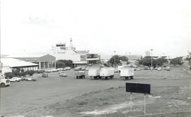 Fotografía del frente del Aeropuerto Juan Santamaría. Alajuela