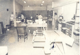 Fotografía con la imagen del área de encuadernación de la Biblioteca Naciona. San José