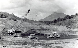 Fotografía de trabajos de construcción de la represa del complejo hidroeléctrico de Arenal, empre...