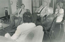 Fotografías de una reunión en la Dirección del Archivo Nacional de miembros de la Junta Administr...