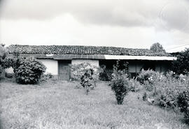 Fotografías de una casa de habitación de Saúl Chacón, de adobe y detalle de corredor, ubicada en ...