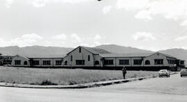 Fotografía con la imagen del edificio de la Escuela Franklin Rooselvelt, ubicado 100 metros al su...