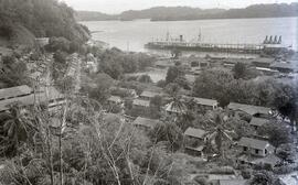 Negativos de panorámica de la ciudad de Golfito, se aprecia el puerto ubicado en esa ciudad. Punt...