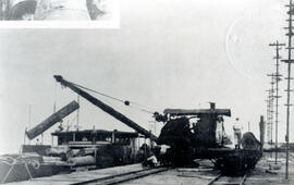 Fotografía de la descarga de tucas de una lancha de cabotaje a los carros del tren, realizada por...