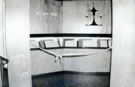 Fotografías de los preparativos para inaugurar la exposición Combates por la Paz Centroamericana ...