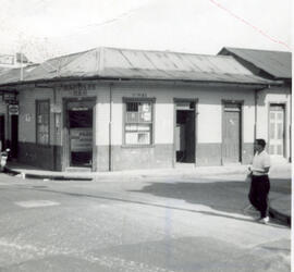 Fotografía del edificio del Bar Nápoles, situado en avenida 6, calle 7, esquina noroeste. San José