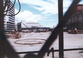 Fotografía con la imagen de la Plaza de la Cultura en construcción, al costado este del Hotel Cos...