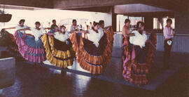 Fotografía de la interpretación de una danza por el grupo de bailes folclóricos del Archivo Nacio...