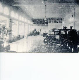 Fotografía del edificio de la Unión Motor. Se observa la Sala de exposiciones de carros y la entr...