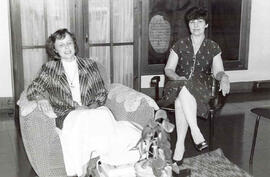 Fotografía del recorrido por las instalaciones del Archivo Nacional de Hans Booms, su esposa Brig...