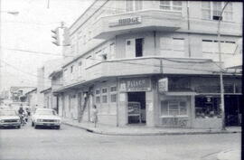 Contacto del edificio esquinero en que se ubica el Bar Víctoria, situado en avenidas 6 y 8, calle...