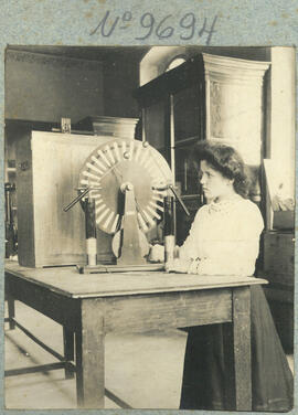 Fotografías en albun del laboratorio del Colegio Superior de Señoritas. San José
