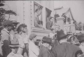Fotografía de Julio Acosta García, Presidente de la República de Costa Rica. Le habla a las tropa...