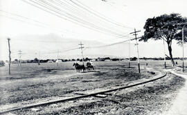 Fotografía de La Sabana. Se observa la línea del tren que usa esta zona, además hay una carreta c...