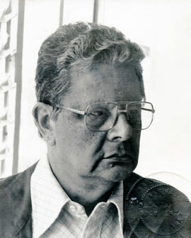 Fotografía con la imagen del Lic. Maríano Ramírez, Profesor de Elementos de Economía de la Univer...