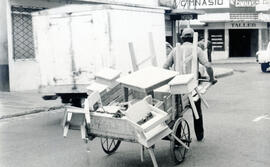 Fotografía con la imagen de un vendedor ambulante en avenida 12, calle 4-6 San José