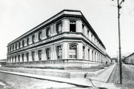 Fotografía del edificio del Liceo de Heredia en 1909. Se observan las aceras y las calles que rod...