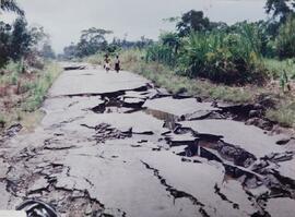 Fotografía del daño en la carretera después del terremoto de Limón