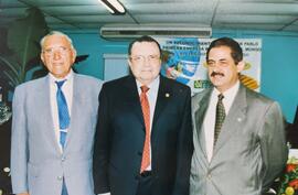 Fotografía de Romano Orlich, Abel Pacheco y Jorge Sauma Aguilar, gerente general, en un reconocim...