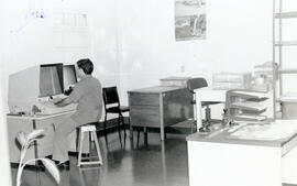 Fotografías del equipo de microfilmación del Archivo Nacional. Se observa a Rodrigo Morera, coord...