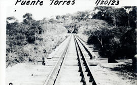Fotografías del puente sobre el Río Torres, el cual es atravesado por la línea ferroviaria San José
