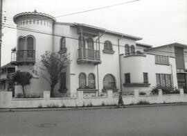 Fotografía de una casa de estilo español, en calles 24-26. Paseo Colón, frente al edificio que al...