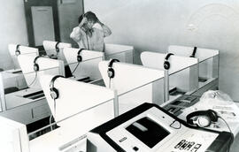 Fotografías con imágenes del laboratorio de Lenguas Modernas. Se observan varios estudiantes util...