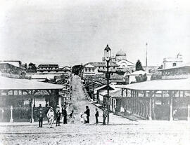 Fotografía de la avenida 4 hacia el oeste desde calle 9, frente a la iglesia de La Soledad, despu...