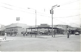 Fotografía de la esquina de la antigua La Castellana, actualmente venta de autos La Castellana. C...