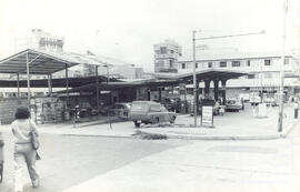 Fotografía de una gasolinera en donde estuvo la parada de buses de Cartago. Avenida Central, call...