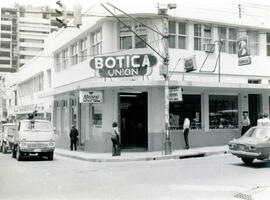 Fotografía del edificio de la Botica Unión, toma frontal. Situada en Avenida Central, calle 7. Sa...
