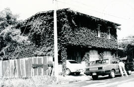 Fotografía de una casa de habitación situada de la esquina suroeste del parque, 300 metros al oes...