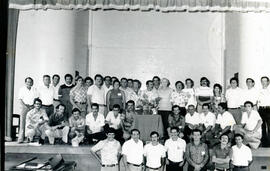 Fotografía de un grupo de personas posando con Mireya Guevara, Directora de DINADECO Dirección Na...